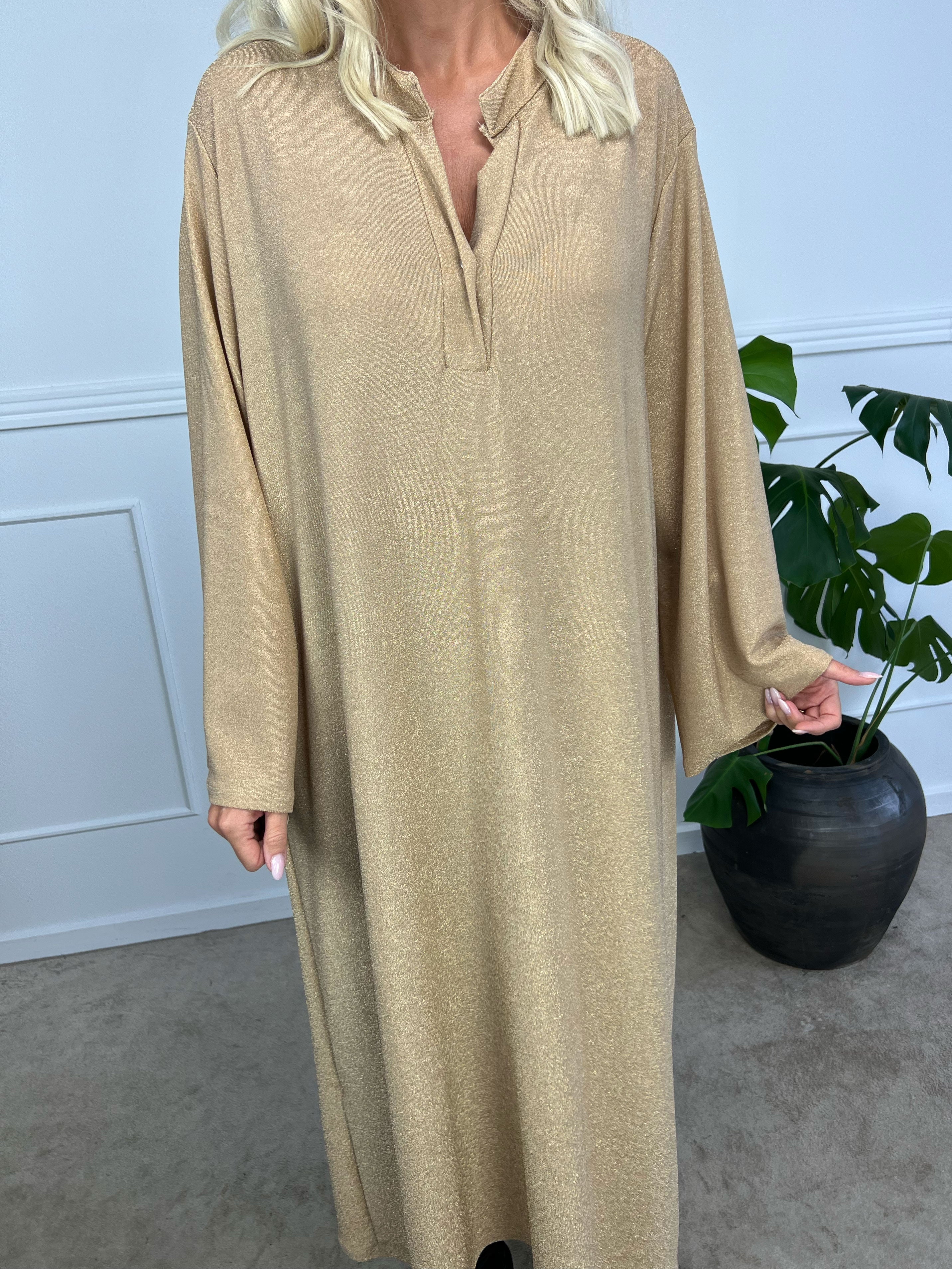 Damaris - Lang kjole i løs pasform med glimmertråde